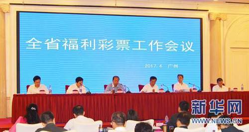 两个老男人玩我一晚好爽