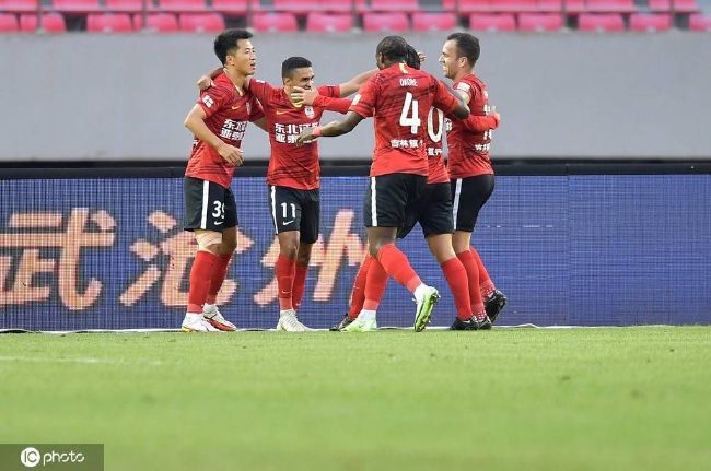 粗暴挺进高h警察壮军人小说